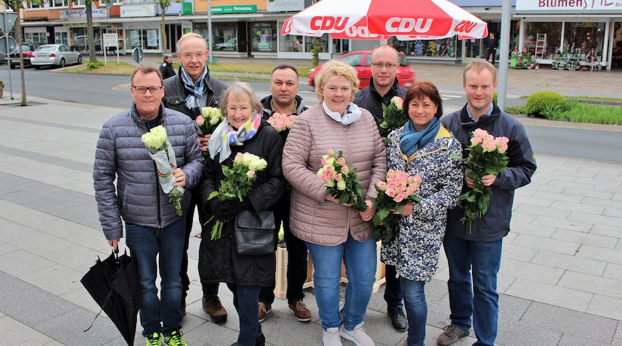 Ein Bild aus vergangenen Zeiten: Rosen zu Muttertag verteilt die CDU in diesem Jahr keine, dafür gibt es für alle Interessierten eine Blumenmischung. Ein Bild aus vergangenen Zeiten: Rosen zu Muttertag verteilt die CDU in diesem Jahr keine, dafür gibt es für alle Interessierten eine Blumenmischung.